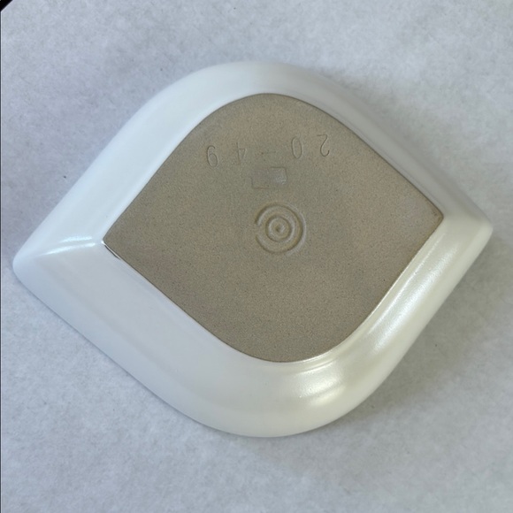 Le Creuset White Petal Dish Set NIB - Picture 4 of 5